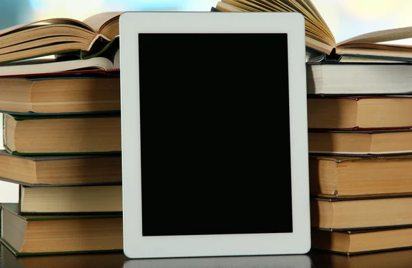 Tablet ve açık renkli kitap — Stok fotoğraf