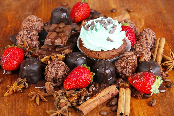 Gâteau savoureux avec différents bonbons gros plan — Photo