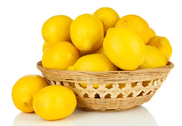 Limones maduros en canasta de mimbre aislados en blanco — Foto de Stock