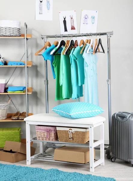 Garderobe für Frauen in Blautönen — Stockfoto