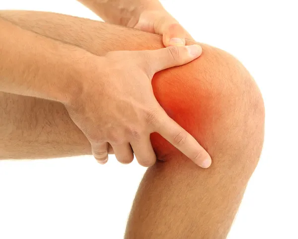 Giovane con dolore al ginocchio, isolato su bianco — Foto Stock