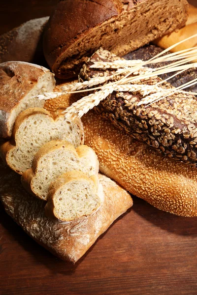 Molto pane su tavola di legno — Foto Stock