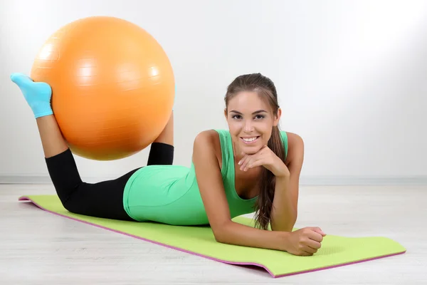Beautiful young girl doing exercises at home — Stock Photo, Image
