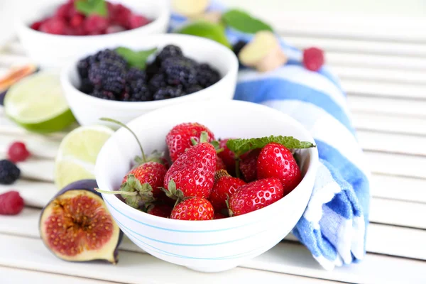 Assortimento di frutti succosi e bacche su sfondo di legno — Foto Stock