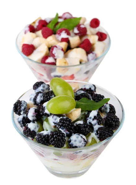 Fruktsallad i glasskålar, isolerad på vit — Stockfoto