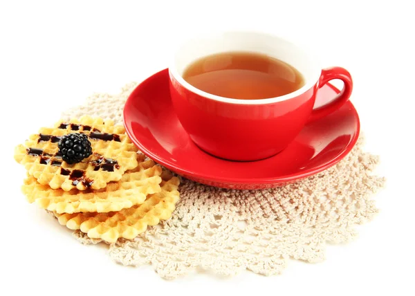 Tasse Tee mit Keksen und Brombeere isoliert auf weiß — Stockfoto