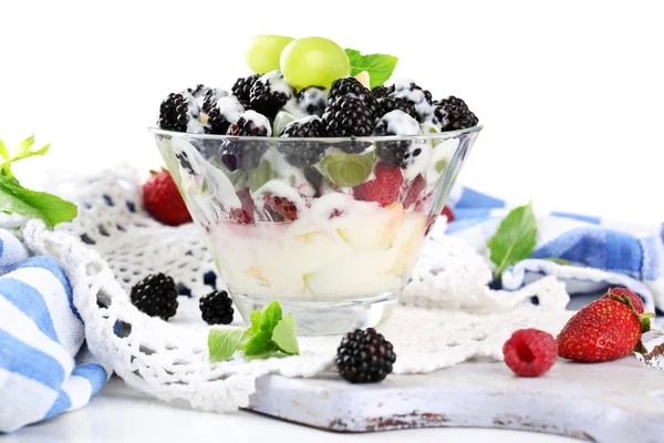 Salade de fruits dans un bol en verre, isolé sur blanc — Photo