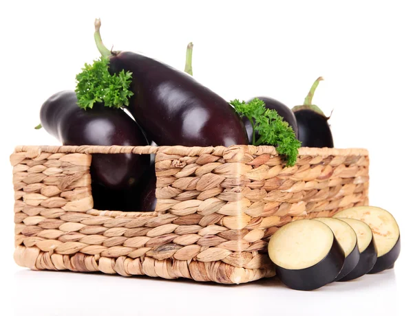 Verse aubergines in rieten mand geïsoleerd op wit — Stockfoto