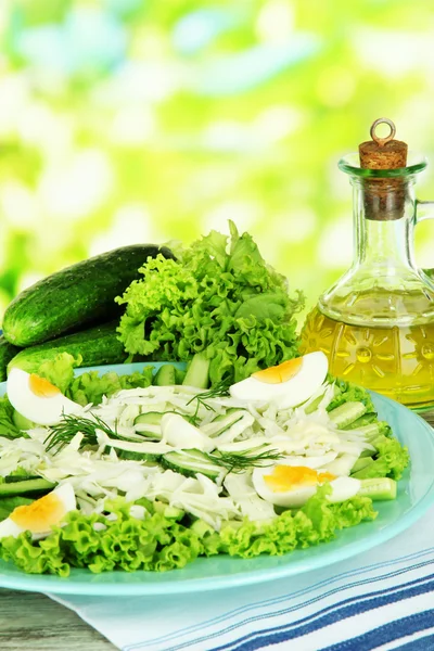 Läcker sallad med ägg, vitkål och gurka på träbord — Stockfoto