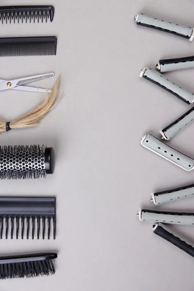 Outils professionnels de coiffeur sur fond gris — Photo