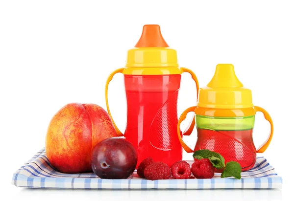 Frutas e mamadeiras com compota em guardanapo isolado em branco — Fotografia de Stock