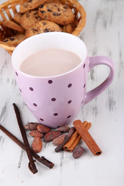 Kakaós ital, fűszerek és a cookie-kat a fából készült háttér — Stock Fotó