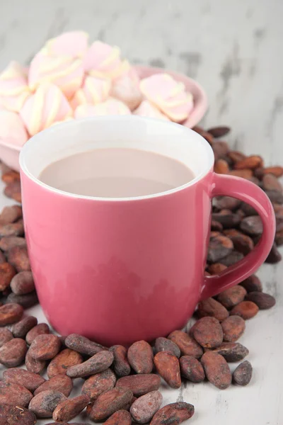 Cacao drank met specerijen, zephyr en cacaobonen op houten achtergrond — Stockfoto