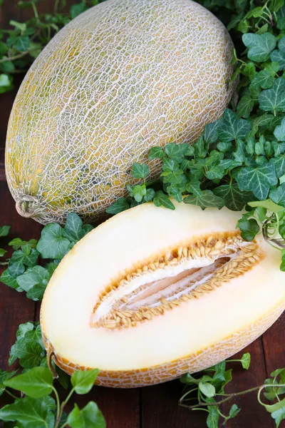 Rijpe meloenen op houten tafel close-up — Stockfoto