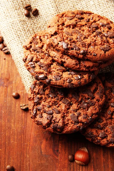 Домашнє печиво з кунжутом, шоколадом, на дерев'яному столі, на мокрій тлі — стокове фото