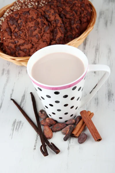 Boisson de cacao aux épices et biscuits sur fond en bois — Photo