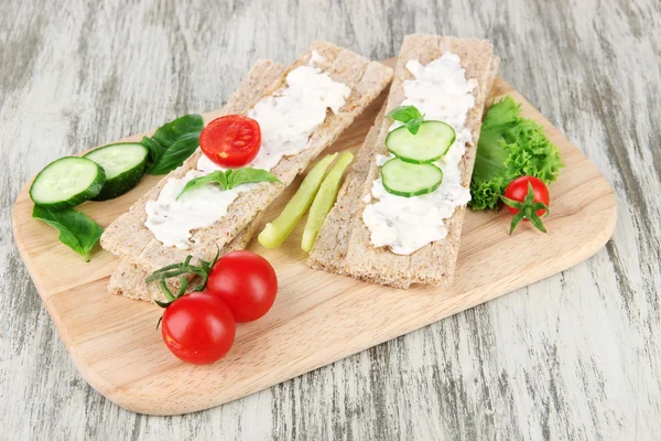 Leckere Knäckebrot mit Gemüse auf Holzboden — Stockfoto