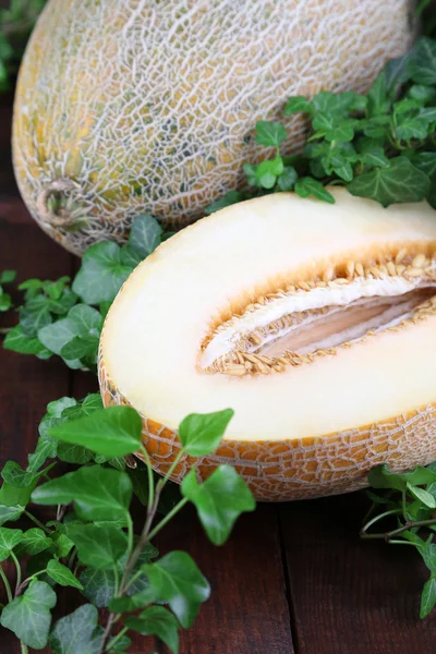 Rijpe meloenen op houten tafel close-up — Stockfoto