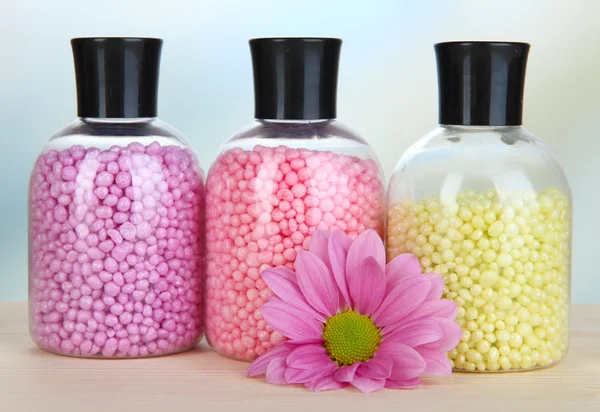 Minerais de aromaterapia - sal de banho colorido no fundo claro — Fotografia de Stock