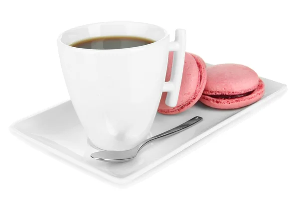 Kahve ve üzerinde beyaz izole macaroons — Stok fotoğraf