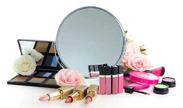 Groep decoratieve cosmetica voor make-up en spiegel, geïsoleerd op wit — Stockfoto