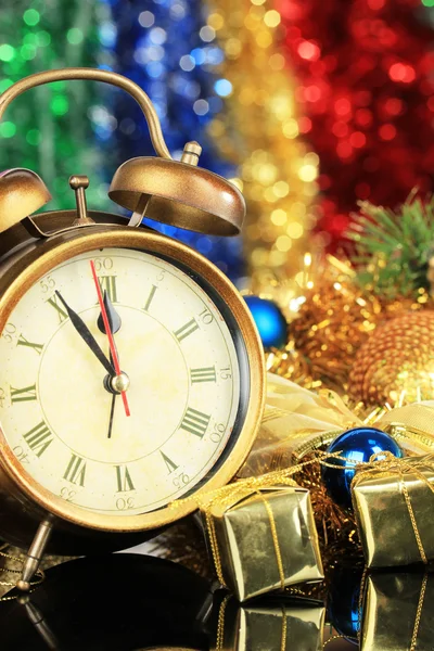 Komposition von Uhr und Weihnachtsdekoration auf hellem Hintergrund — Stockfoto