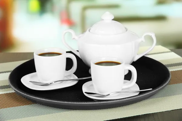 Tazze di caffè su vassoio su tavolo in caffè — Foto Stock