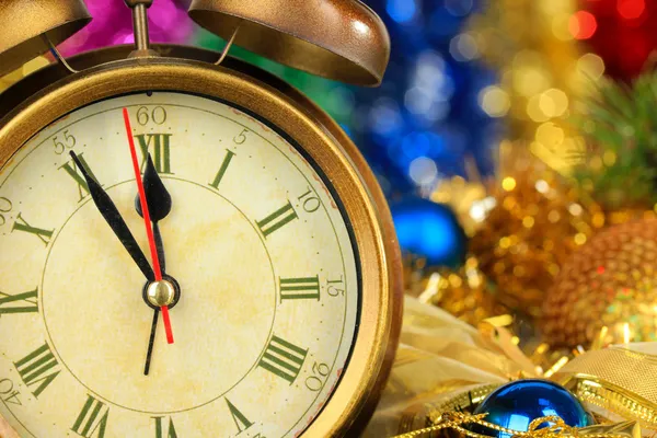 Composição de relógio e decorações de Natal em fundo brilhante — Fotografia de Stock