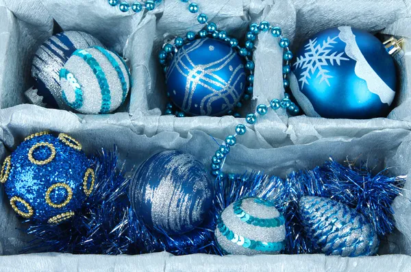 Brinquedos de Natal em caixa de madeira close-up — Fotografia de Stock