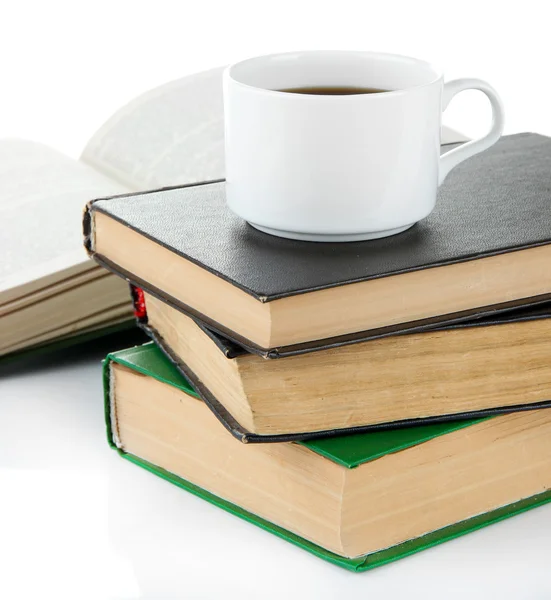 Tasse Kaffee und Bücher isoliert auf weiß — Stockfoto