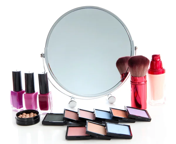 Groep decoratieve cosmetica voor make-up en spiegel, geïsoleerd op wit — Stockfoto