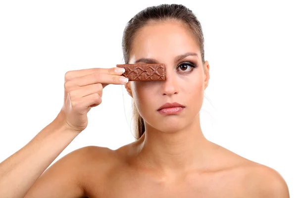 Retrato de hermosa joven con chocolate aislado en blanco —  Fotos de Stock