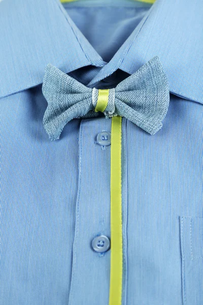 Camicia con farfalla colorata primo piano isolato su bianco — Foto Stock