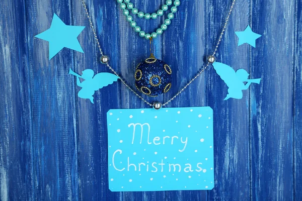Skilt med ordene "God jul på trebordsbakgrunn" – stockfoto