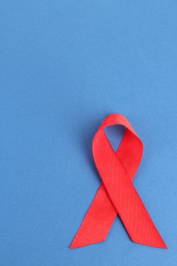 kırmızı kurdele HIV, AIDS üzerinde mavi arka plan