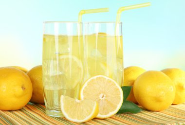 Masanın üzerine açık mavi renkli lezzetli limonata