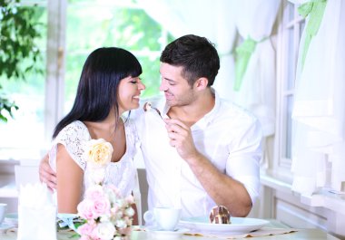 Cafe'de güzel genç Romantik Çift