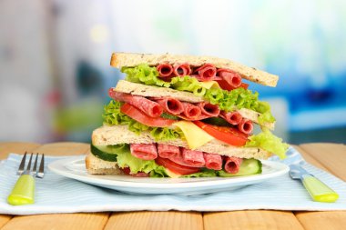 parlak zemin üzerine ahşap masa üzerinde büyük sandviç