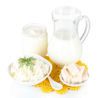 taze süt ve süt ürünleri üzerinde beyaz izole