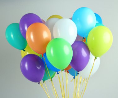 gri arka plan üzerinde renkli balonlar