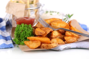 izleme kağıt peçete üzerine beyaz izole yakınındaki ahşap tahta üzerinde ev patates