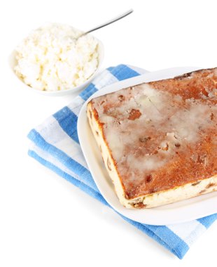 peynirli güveç plaka üzerinde beyaz izole peçete üzerine üzümlü