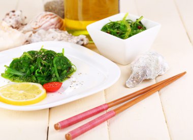 deniz kale ahşap masa yakın çekim plaka üzerinde