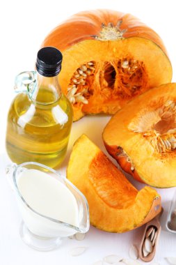 kabak üzerine beyaz izole yemek pişirmek için malzemeler ile kesmek