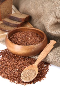 karabuğday kabuğu çıkarılmış tane kase ve tahta kaşık closeup içinde