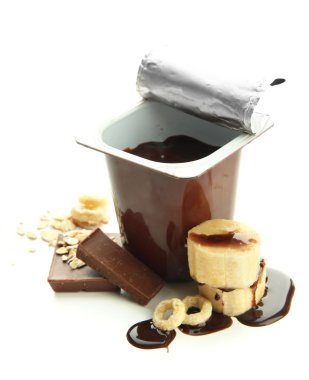 Açık plastik kap üzerinde beyaz izole krem çikolata