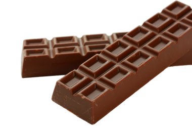 iki lezzetli çikolata bar üzerinde beyaz izole