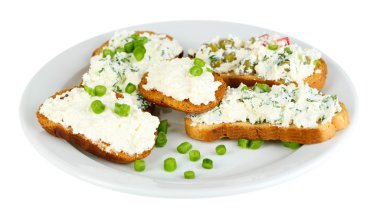 süzme peynir ve yeşillik üzerinde beyaz izole plaka ile sandviçler