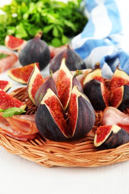 Beyaz ahşap masa üzerinde jambon ile lezzetli incir