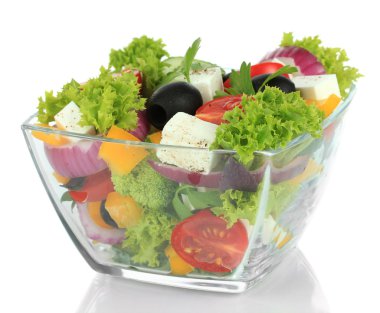 plaka üzerinde beyaz izole Yunan salatası